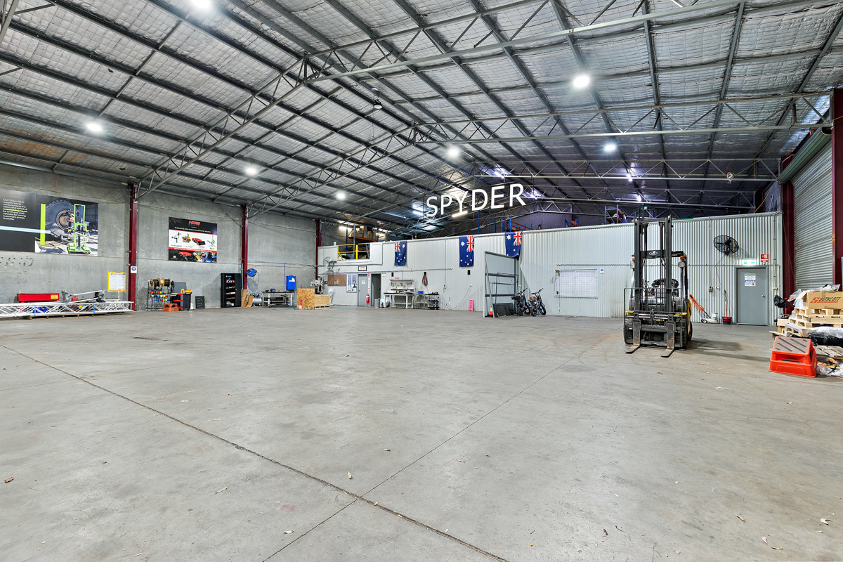 Large format warehouse with drive-in drive-out access