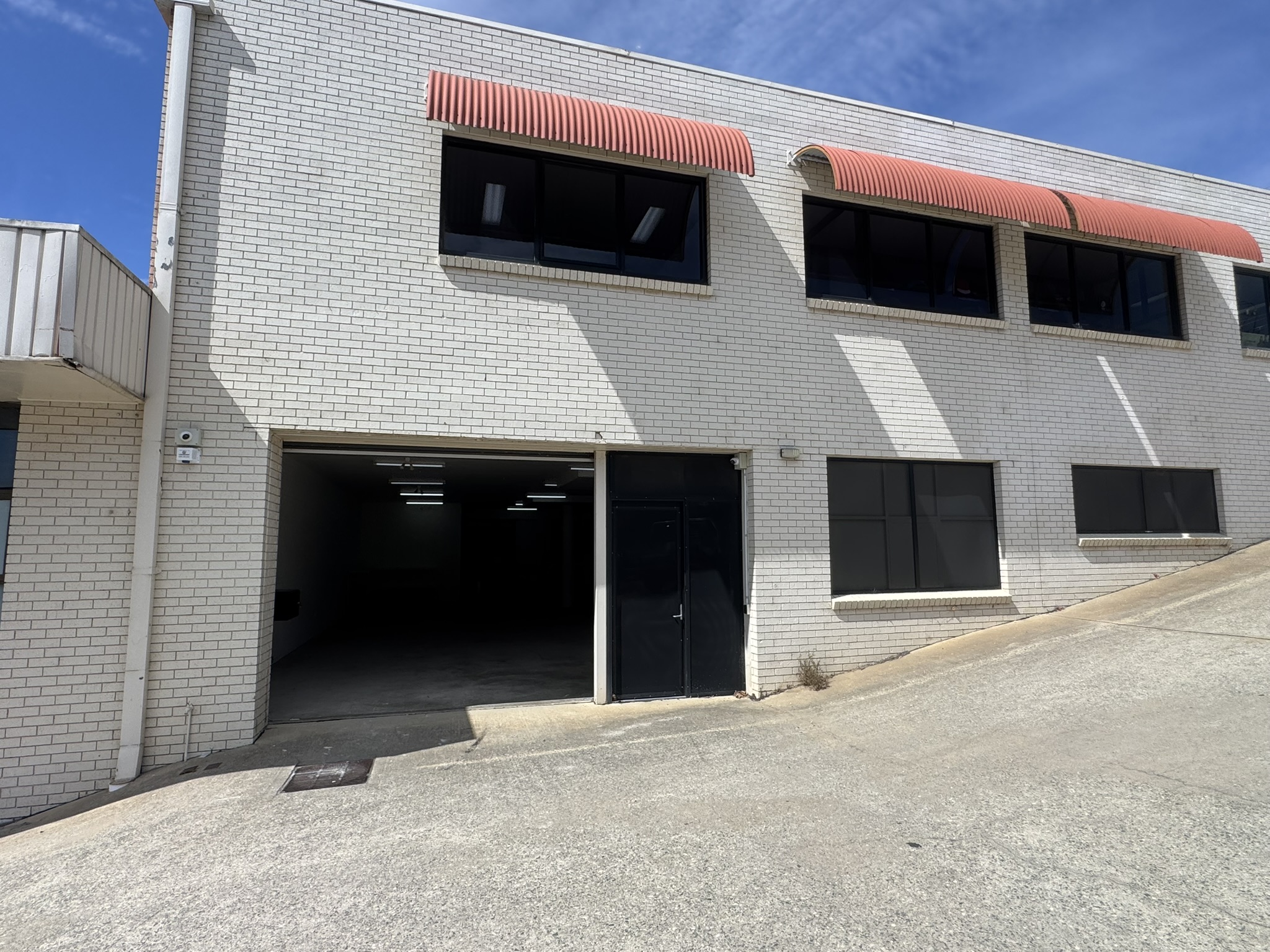 400sqm warehouse for lease