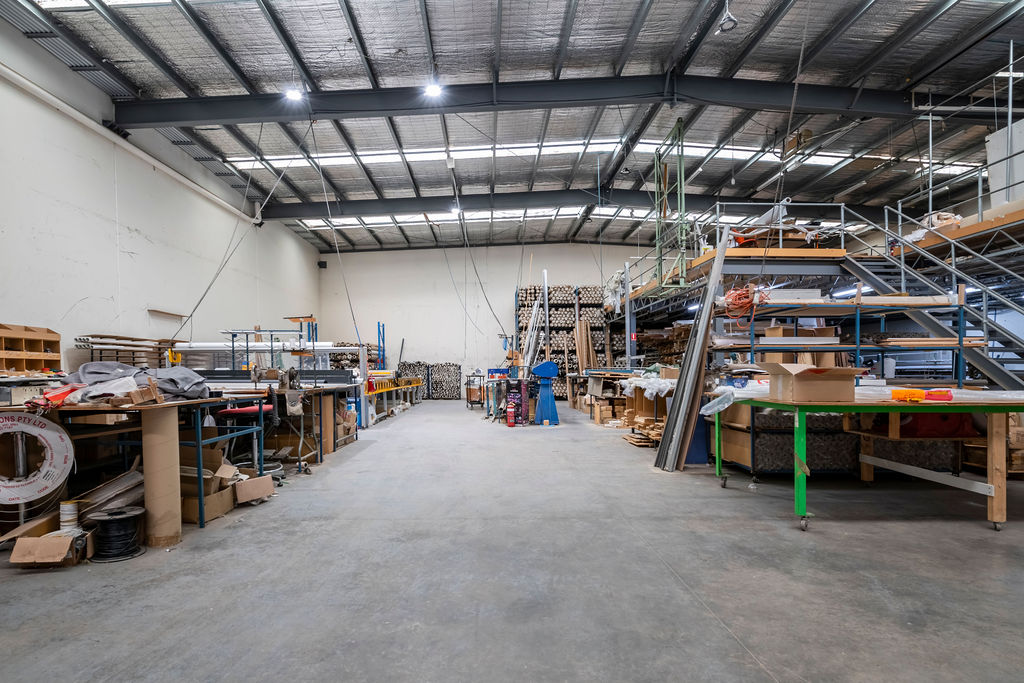 LARGE-SCALE WAREHOUSE, OFFICE & MEZZANINE FACILITY