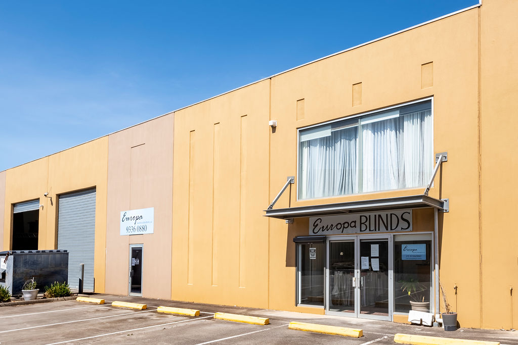 LARGE-SCALE WAREHOUSE, OFFICE & MEZZANINE FACILITY