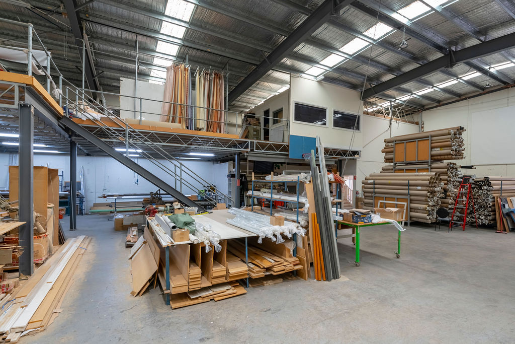 LARGE-SCALE WAREHOUSE, OFFICE & MEZZANINE FACILITY