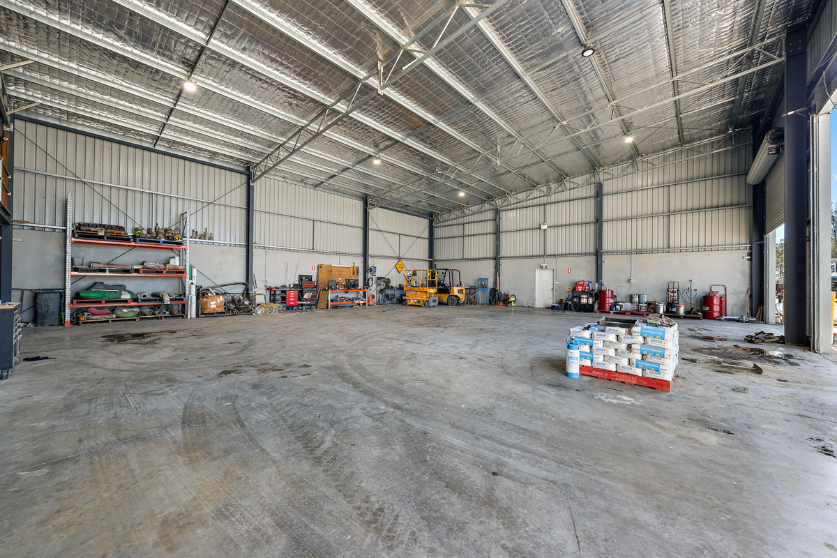 Workshop with extensive hardstand  5,191sqm site