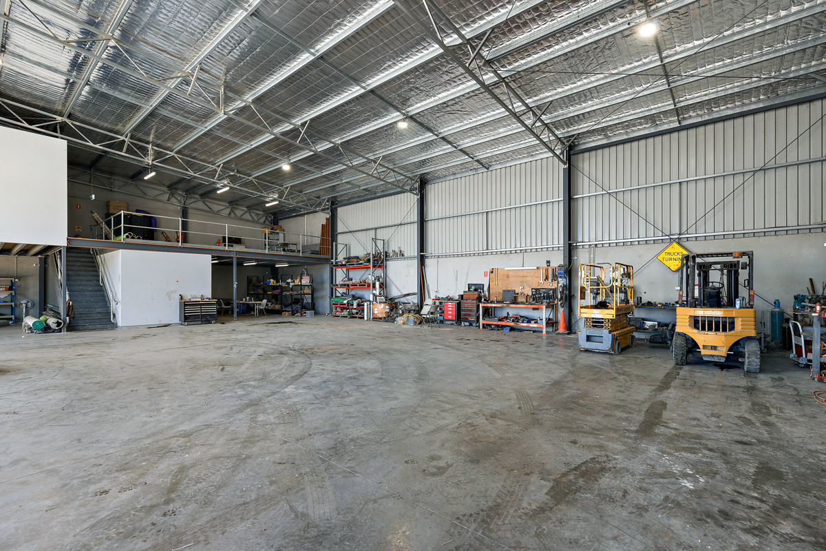 Workshop with extensive hardstand  5,191sqm site