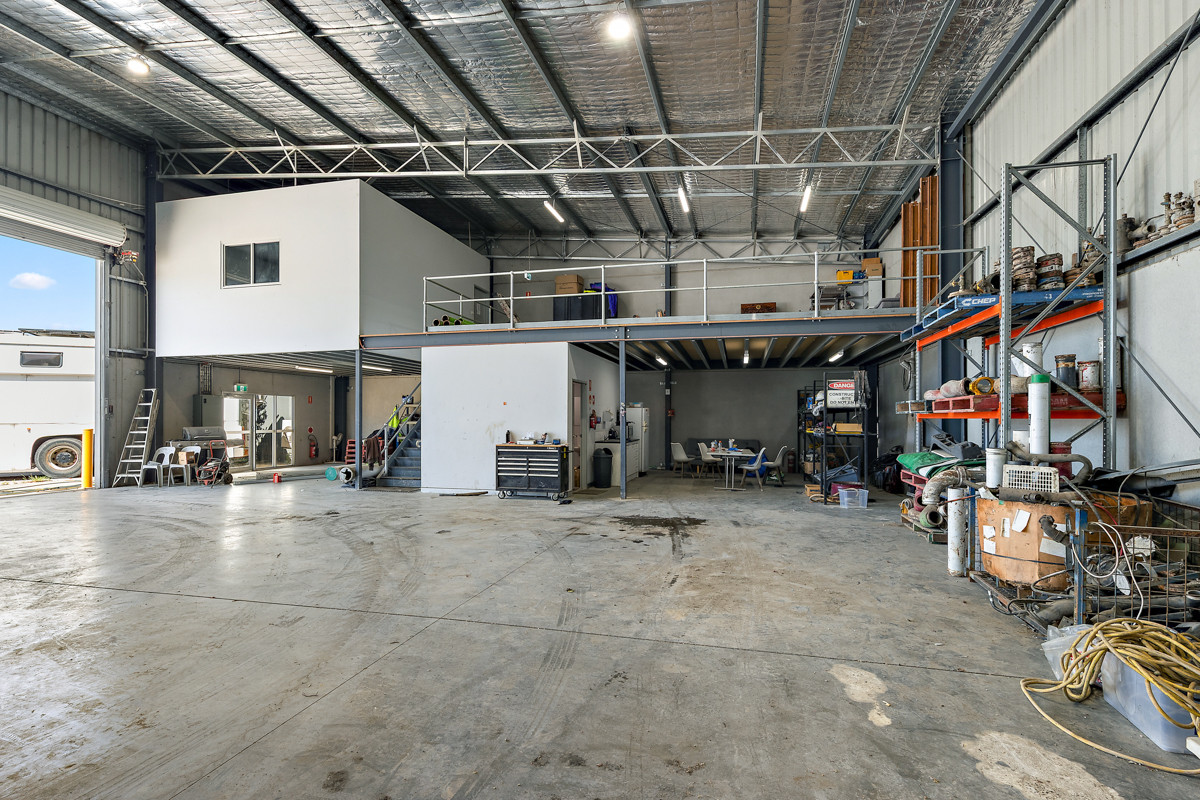 Workshop with extensive hardstand  5,191sqm site