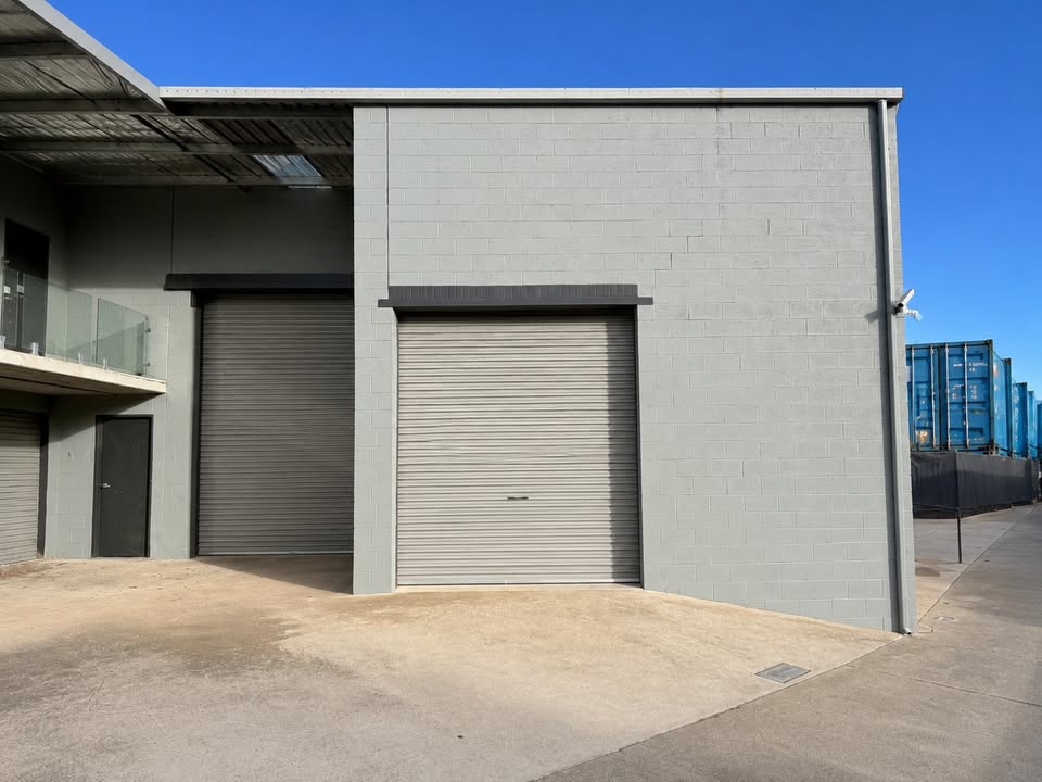 Versatile Industrial Warehouse | 4 Roller Doors