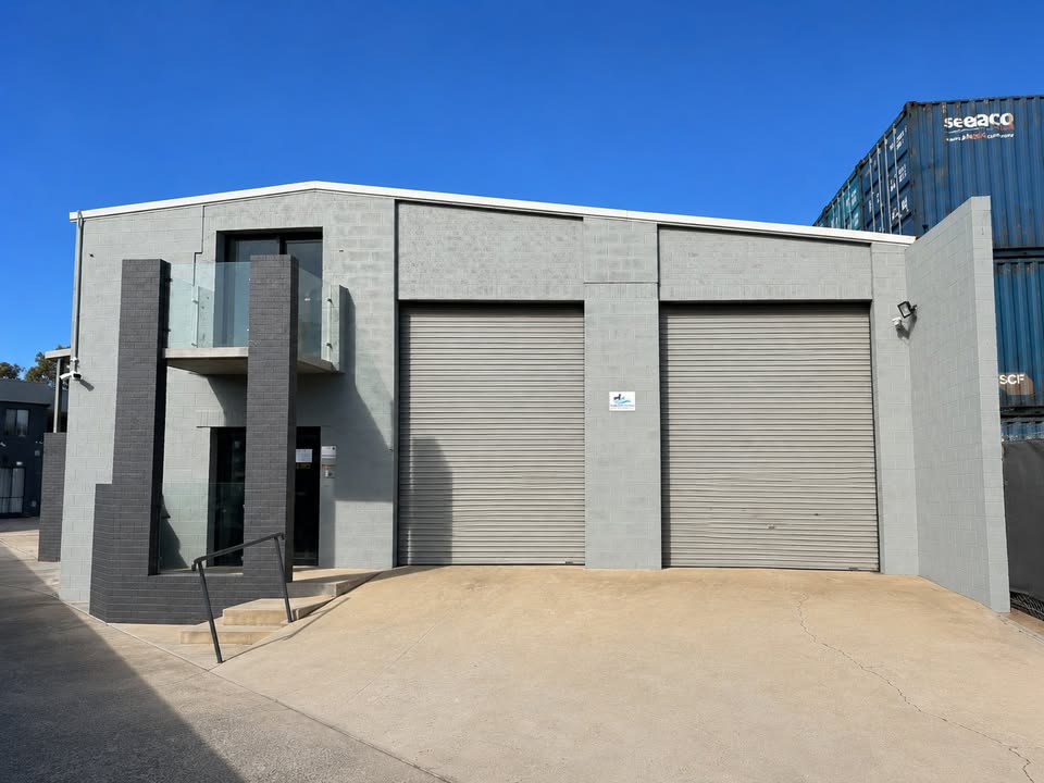 Versatile Industrial Warehouse | 4 Roller Doors