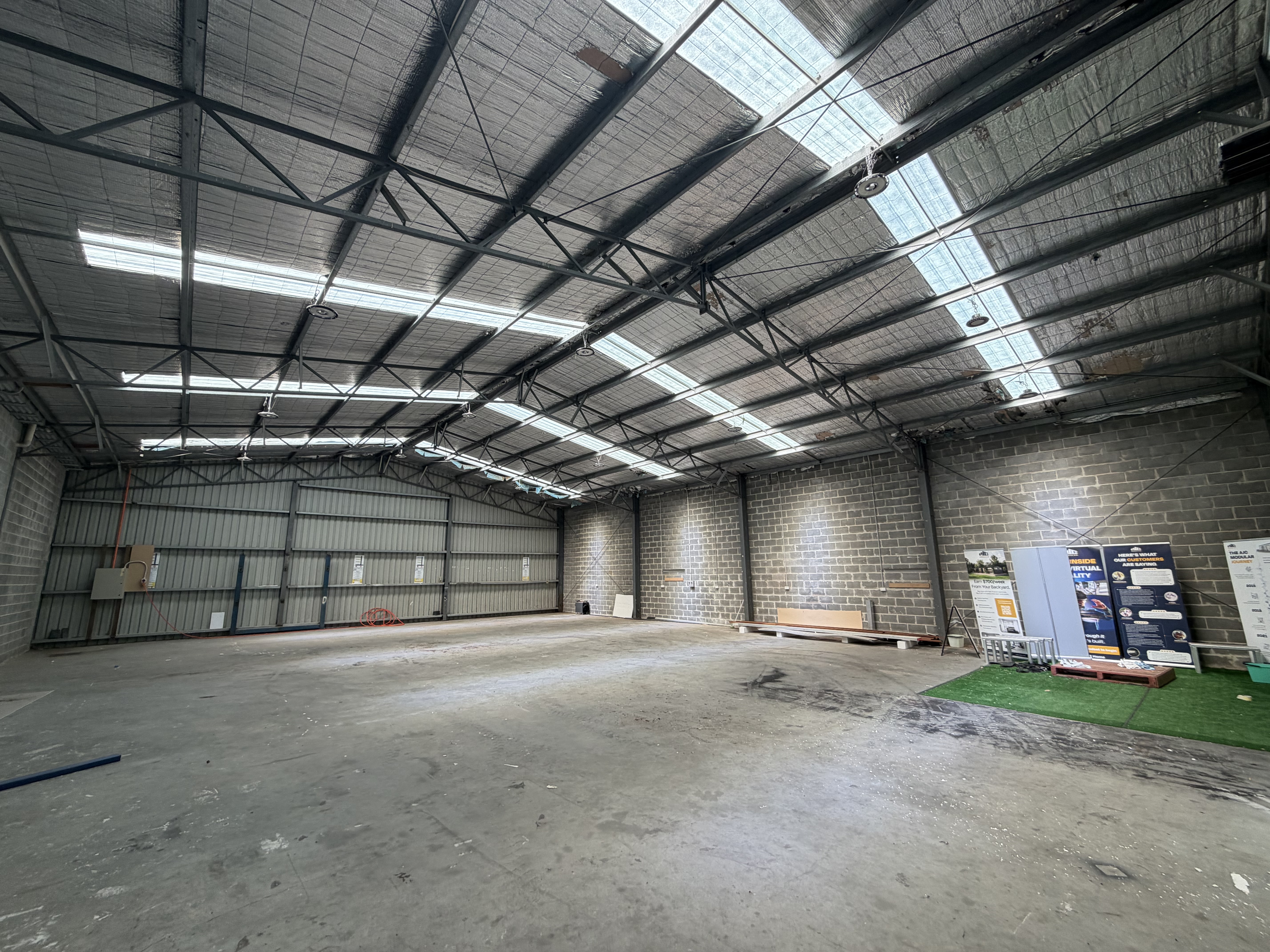 Clear-Span Warehouse | Wide Roller Door | 328m