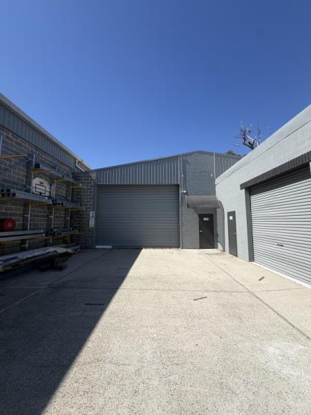 Clear-Span Warehouse | Wide Roller Door | 328m