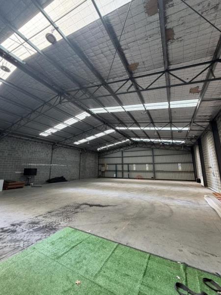 Clear-Span Warehouse | Wide Roller Door | 328m