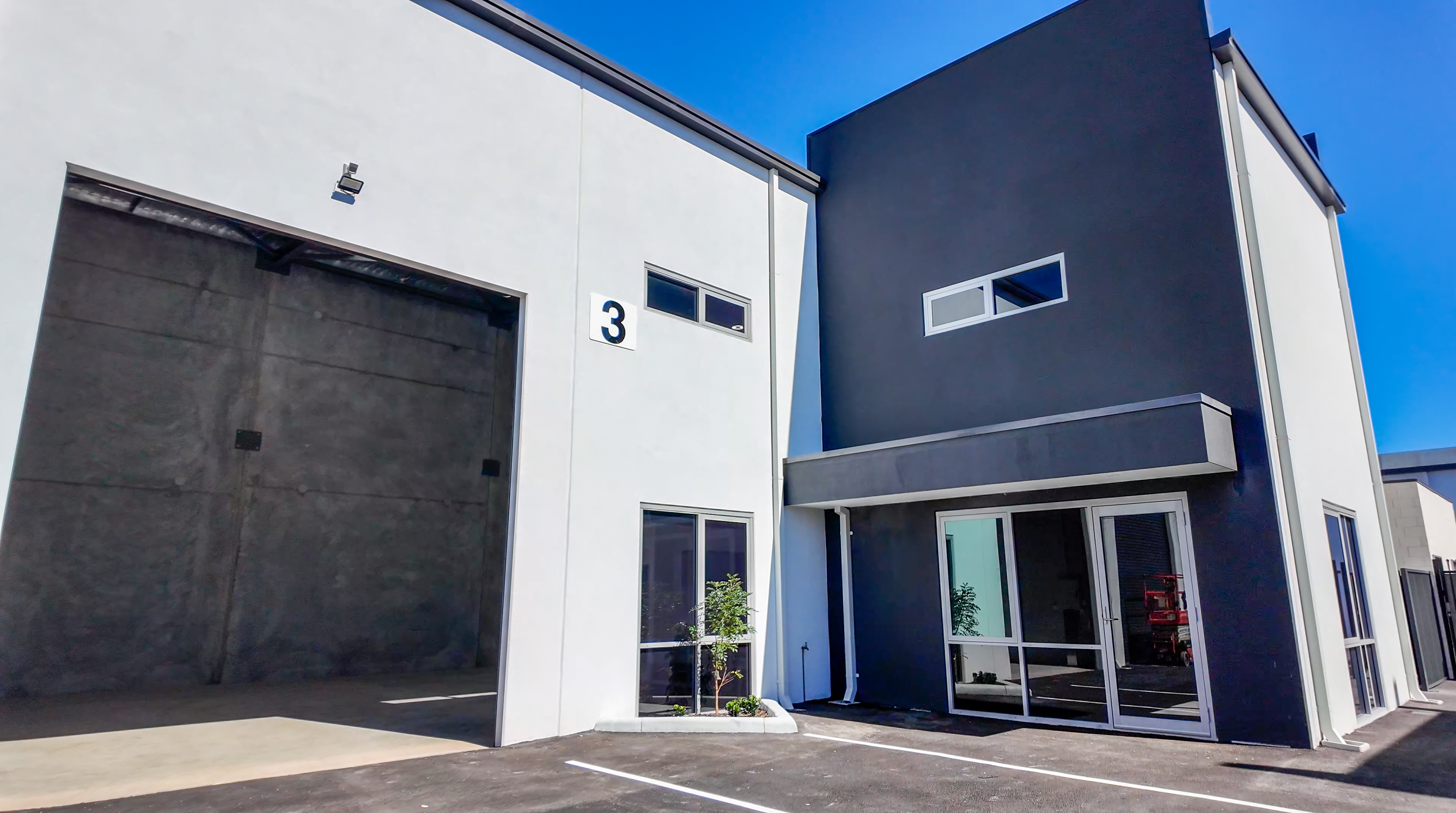 CHOICE OF TWO BRAND NEW WAREHOUSES - TONKIN PARK