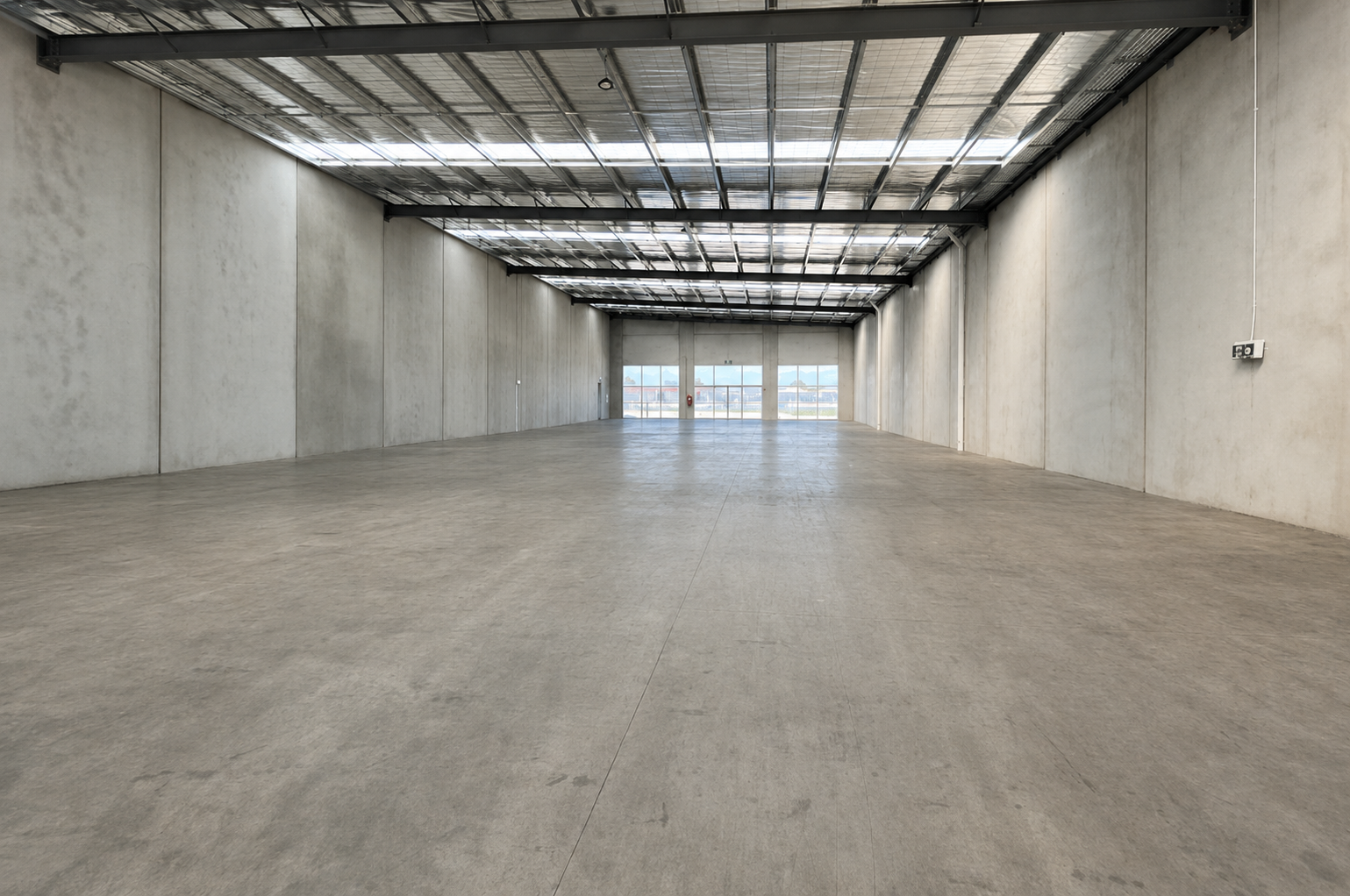 HIGH EXPOSURE SHOWROOM. READY FROM JANUARY 2027.