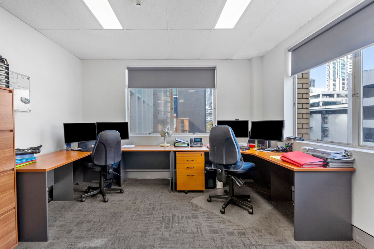 MOVITATED SELLER Fitted 154sqm unit | Two car parks. Oxford Centre Spring Hill
