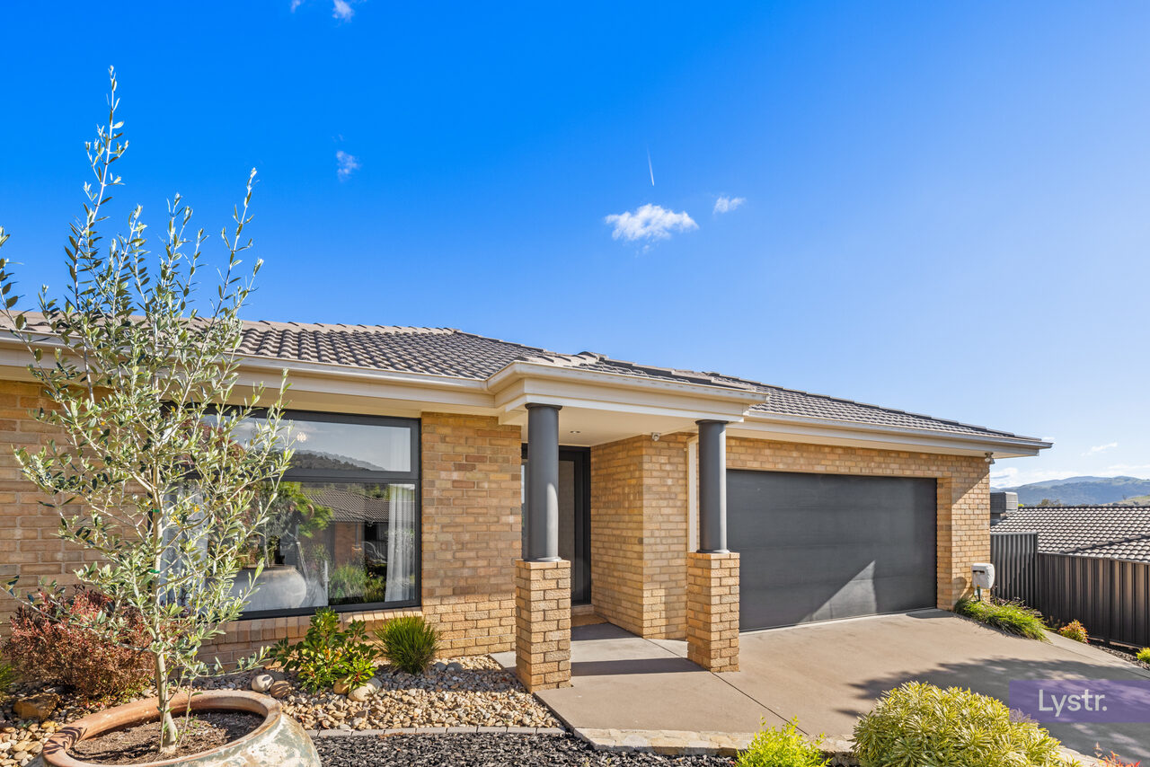Property photo 1 of 17 for 4 Galbraith Close, Banks ACT 2906