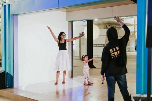 Artrage dancing mother and child