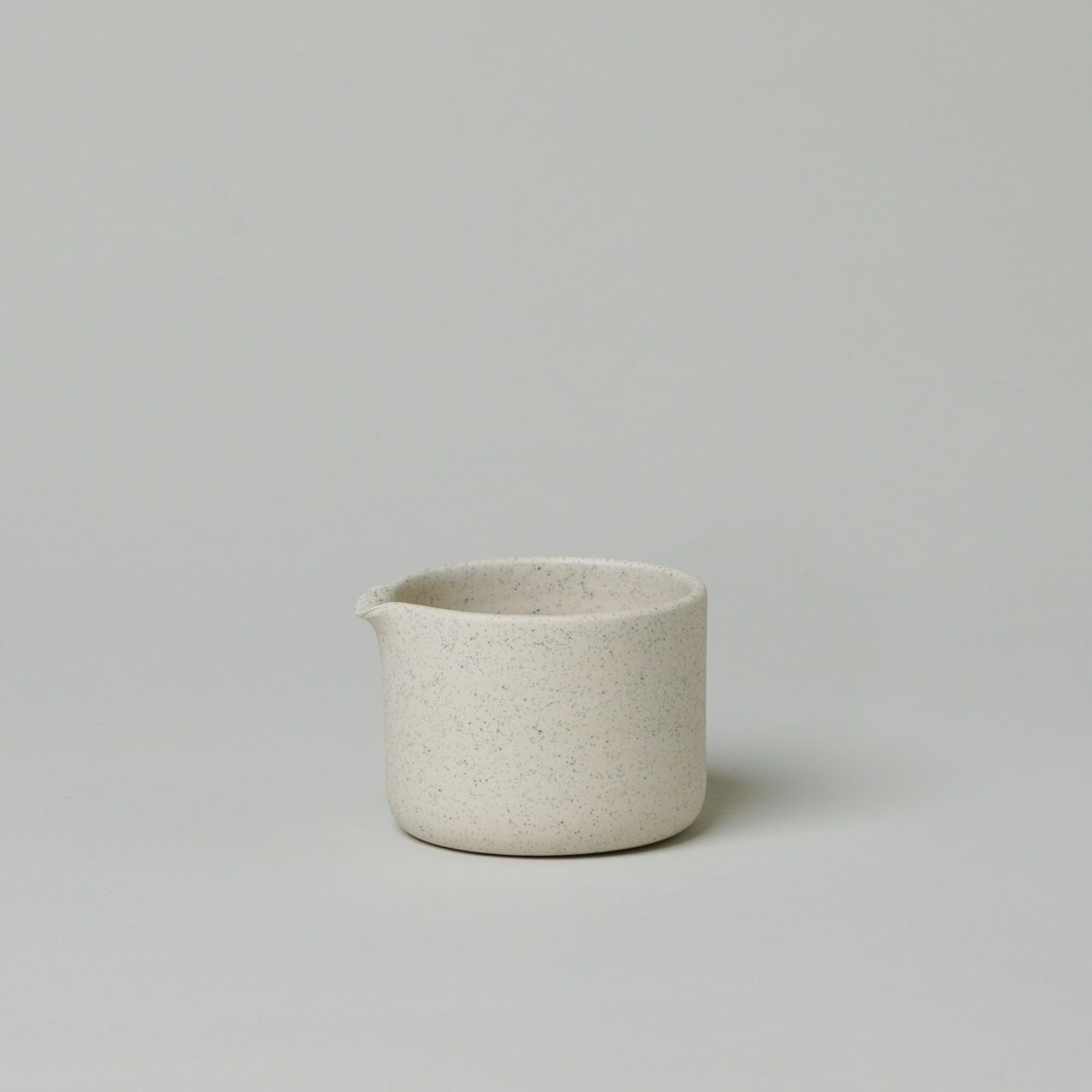 Pot à lait à mouchetures blanches