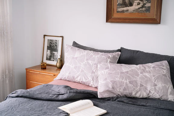 Gumflower in Lilac - Linen Pillowcase