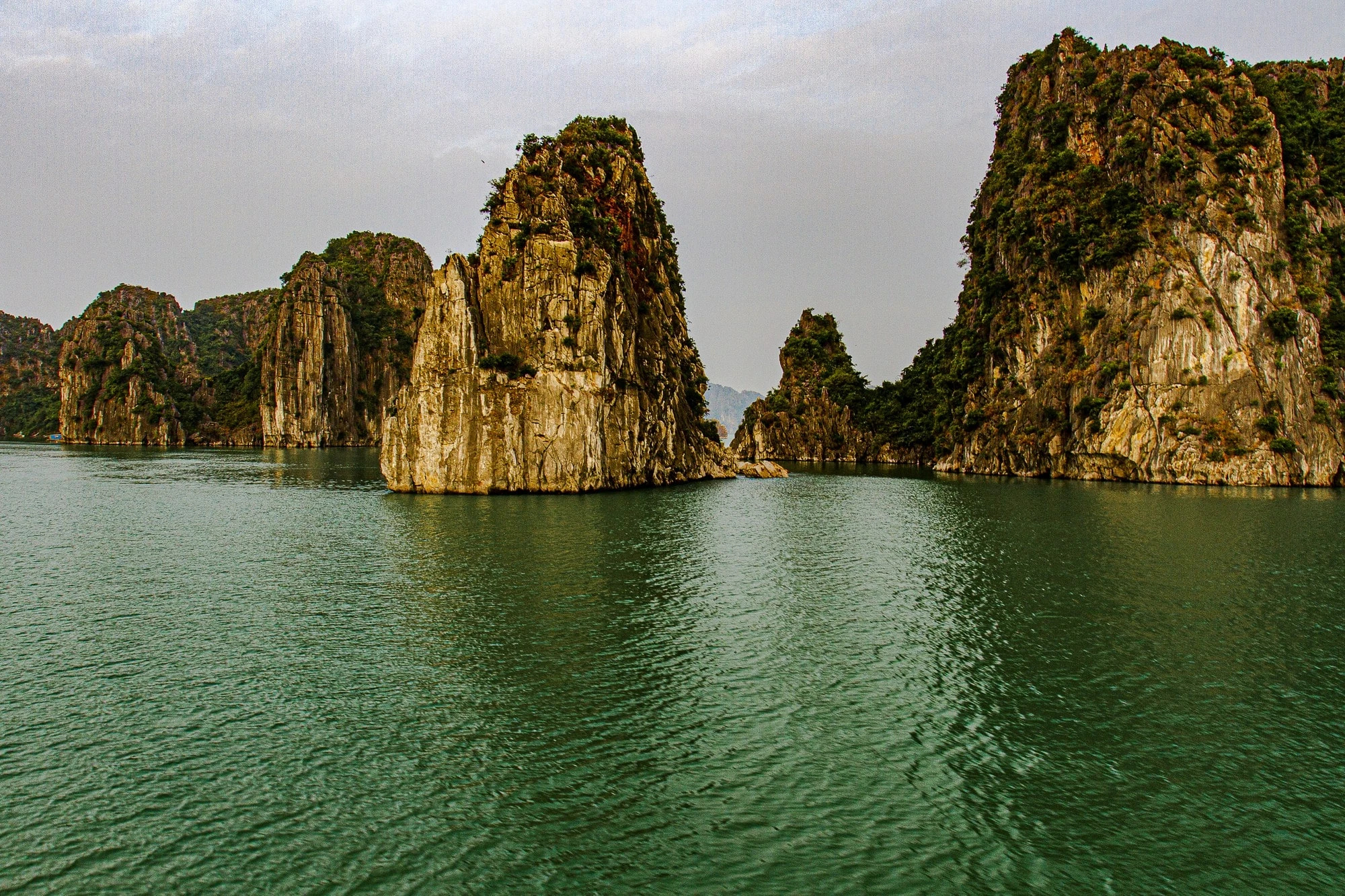 ha-long-bay-vietnam-min Image