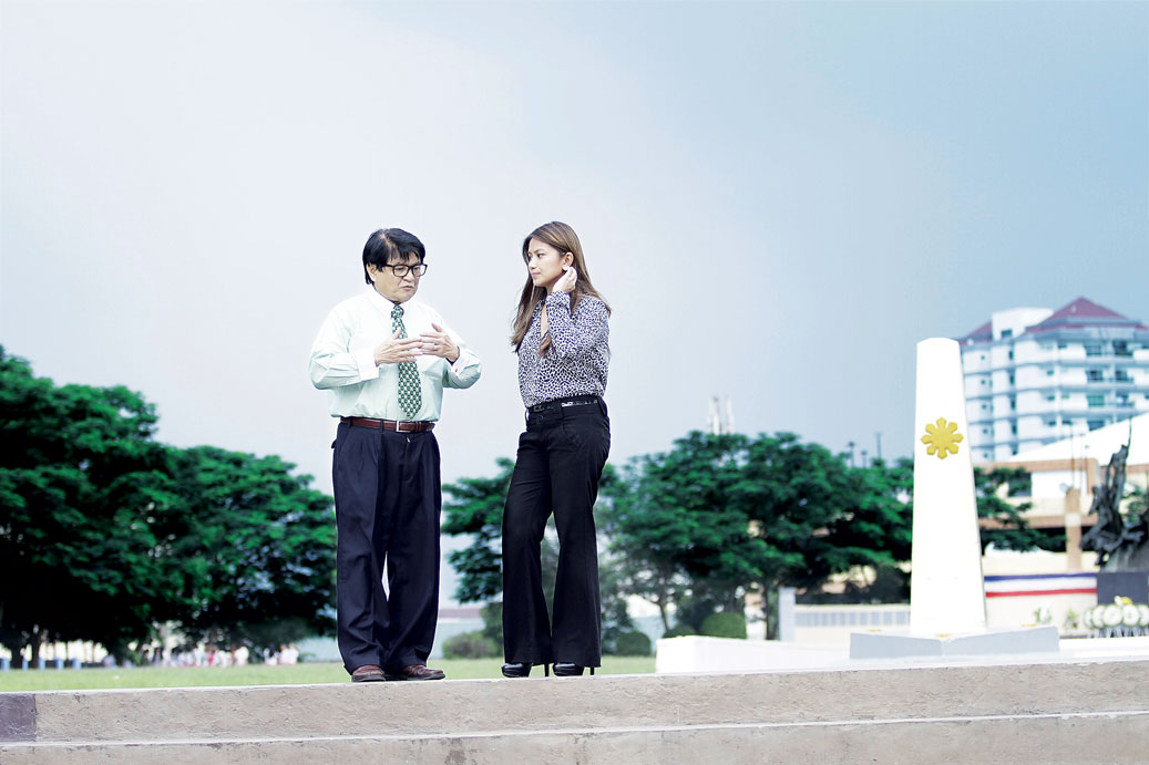 Jun and Karmi talking shop at Pinaglabanan Shrine in San Juan, September 2014