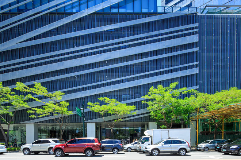 On the ground floor along the arcade, the shop fronts and lobbies are covered by clear single glazed glass panels with glass fins. The podium parking levels are clad with a louver system consisting of rectangular hollow sections and angles that are 50% open, allowing for natural ventilation of the parking levels. 
