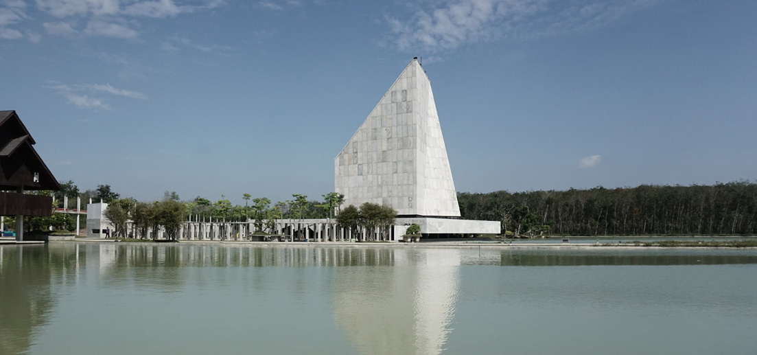 The As Sobur Mosque stands adjacent to the Sessat Agung community hall (left of the image above). 