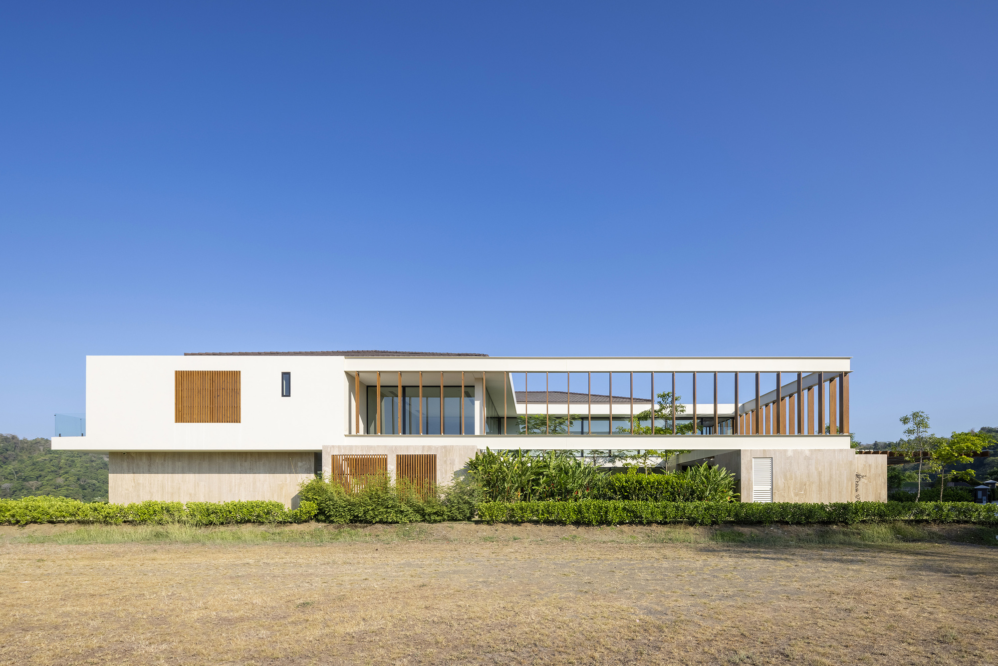 Patio House by Garnier Arquitectos