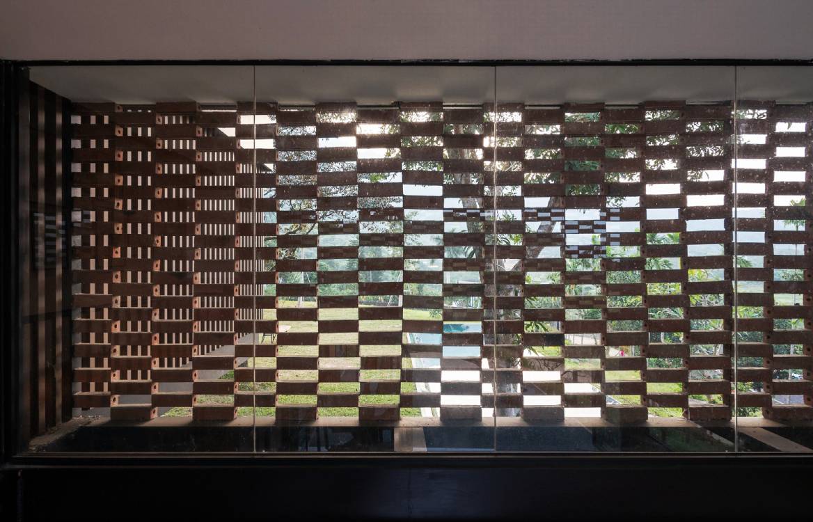 The brick curtain in Quin Hill Camp. Photo by Trieu Chien.