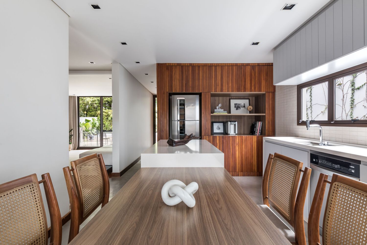 Dining area and kitchen of Spring House. Photo by Eduardo Macarios.