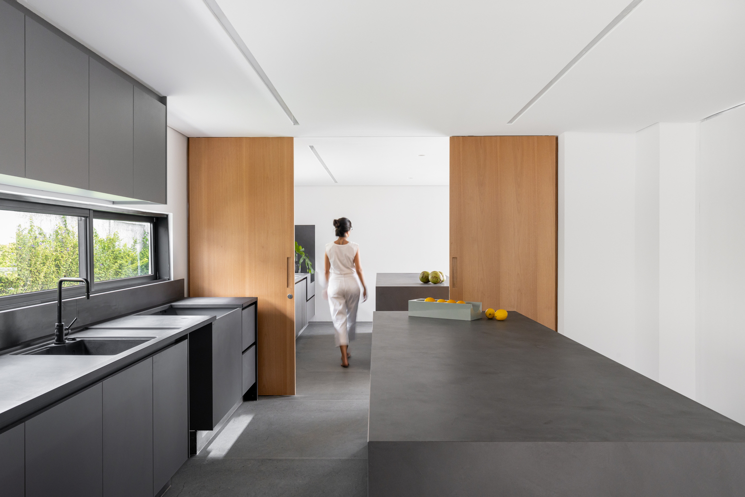 Kitchen area. Photo by Júlia Tótoli.