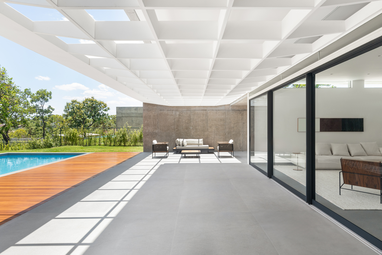 The veranda and deck of the Residência RRD 04. Photo by Júlia Tótoli.