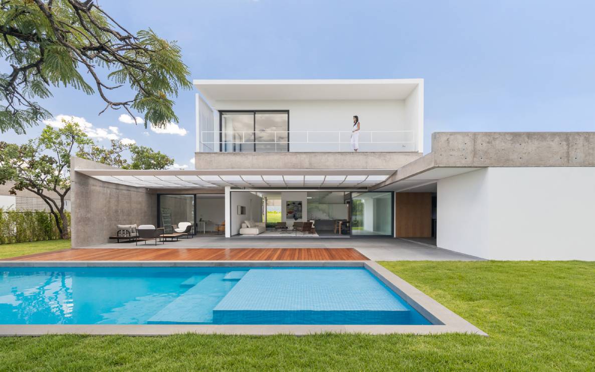 Swimming pool of Brazilian home, Residência RRD 04. Photo by Júlia Tótoli.