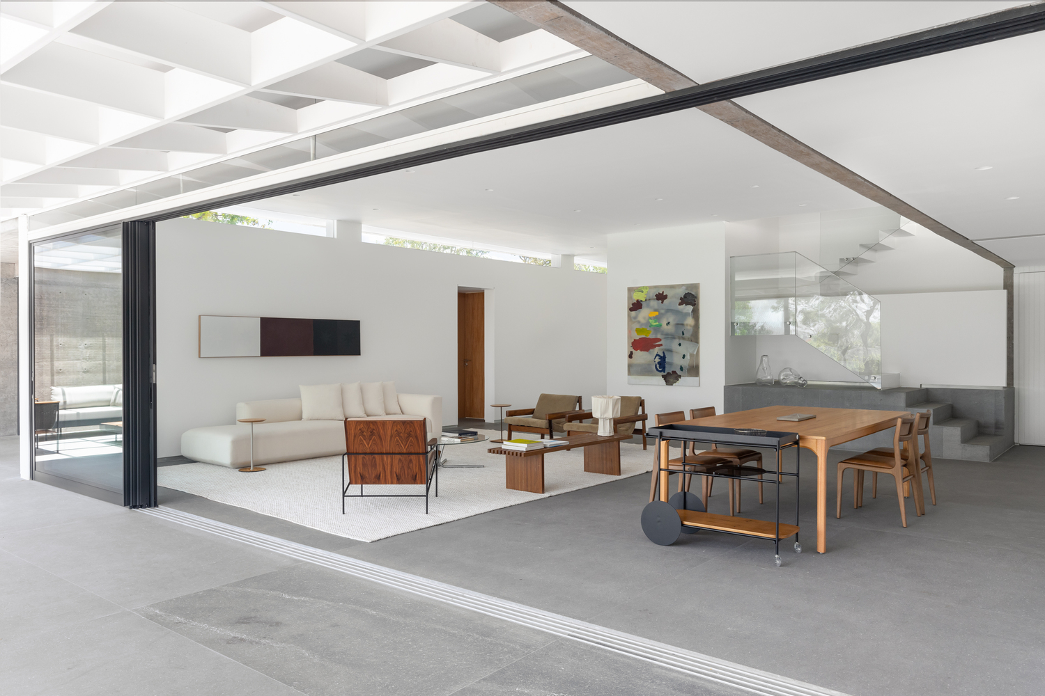 Living room area from the deck. Photo by Júlia Tótoli.