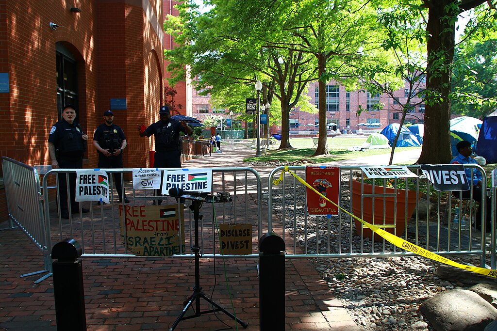 Police officers at an encampment in George Washington University. Photo by Fuzheado. Source: Wikimedia Commons.