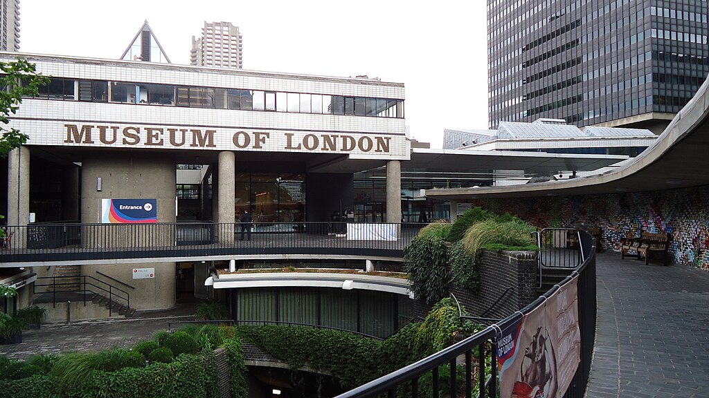 Side view of the Museum of London entrance. Photo by Iolanda Ogando. Source: Wikimedia Commons.