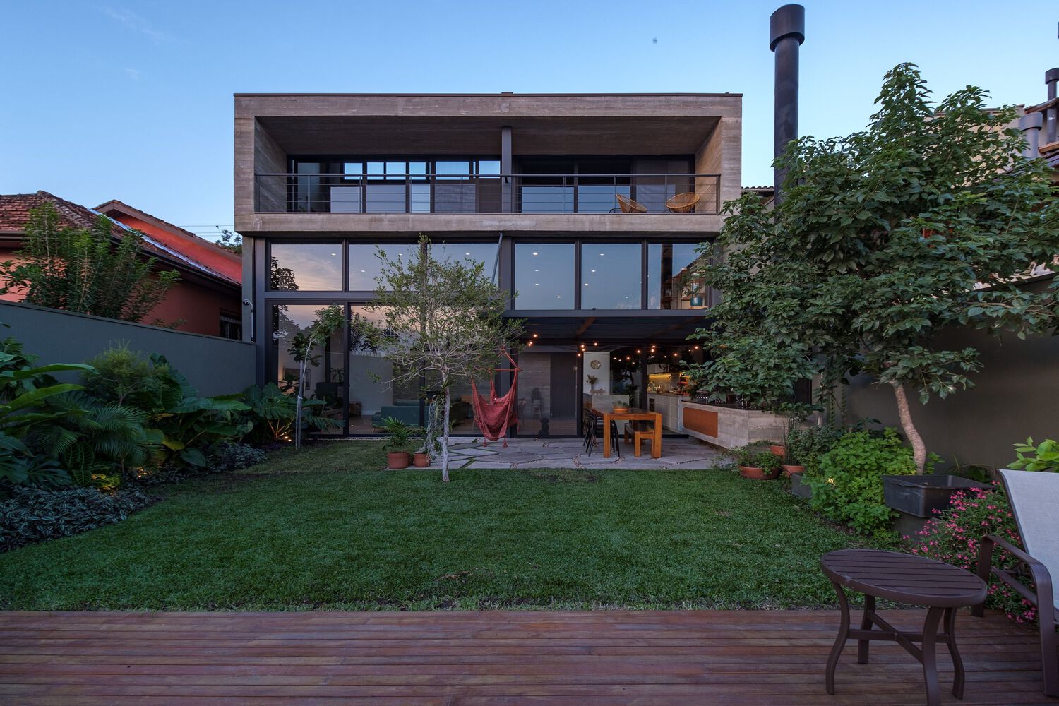 The backyard of Brazilian home, Flor House. Photo by Gabriel Konrath.