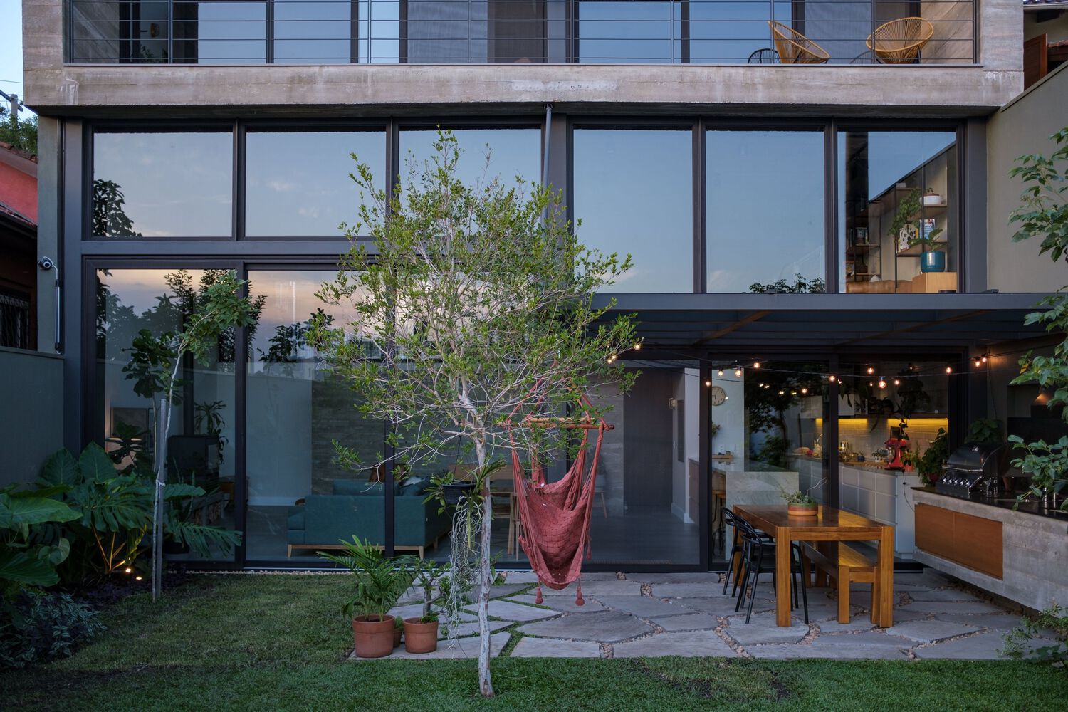 Backyard area of Flor House. Photo by Gabriel Konrath.