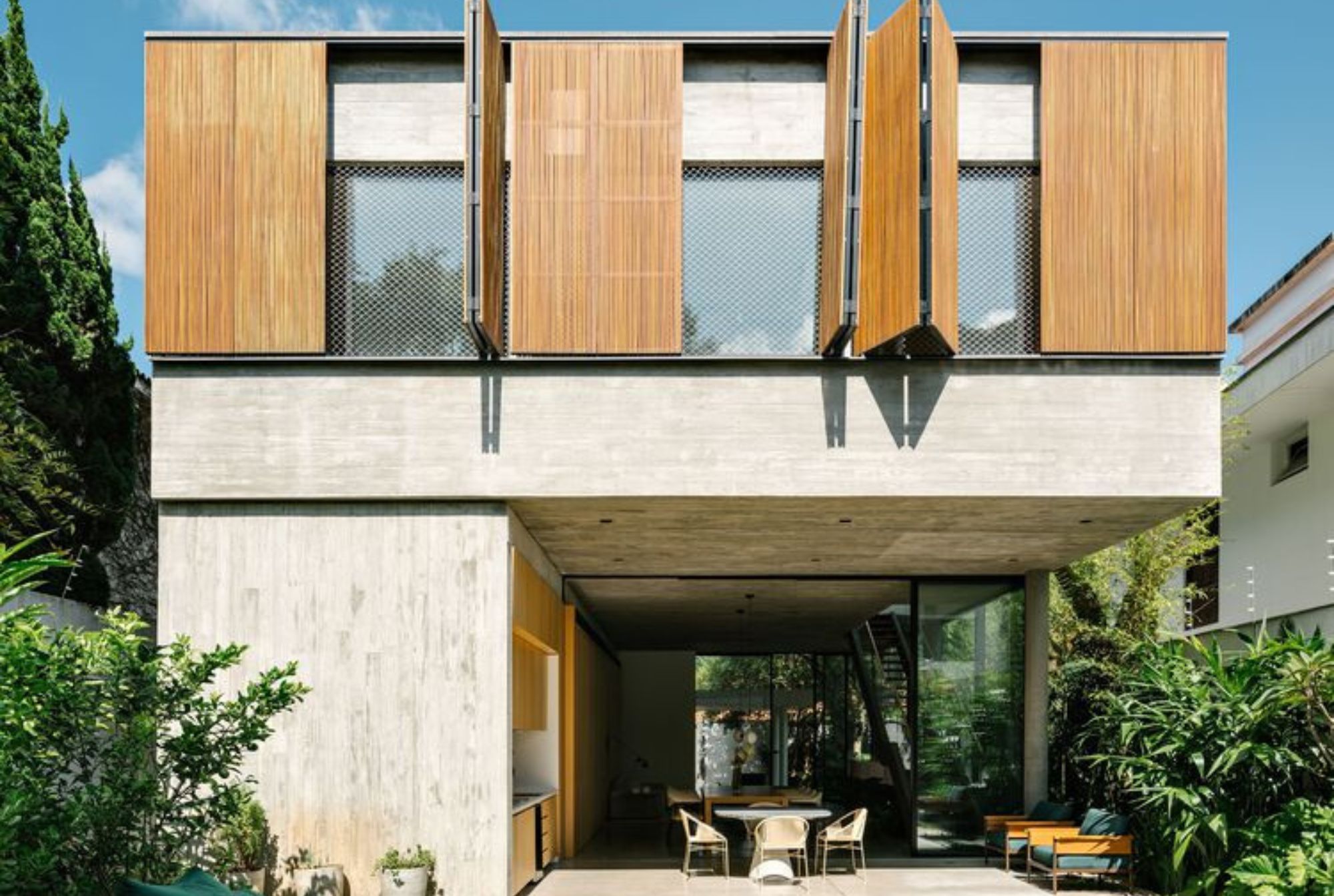 A close-up of Brazilian home, Ipo House's exterior. Photo by Fran Parente.