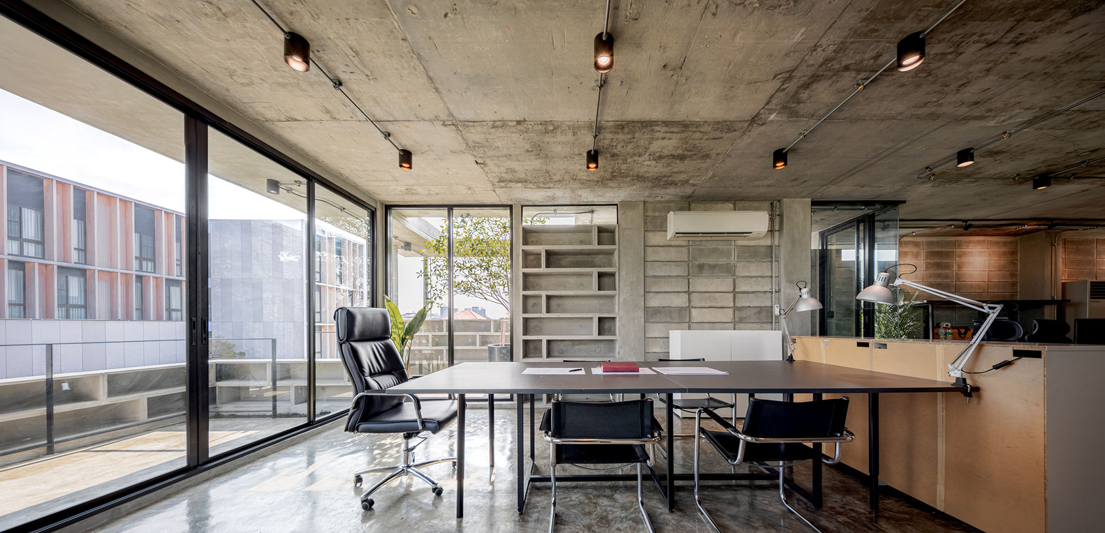 A desk with chairs in the building. Photo by Witsawarut Kekinna.