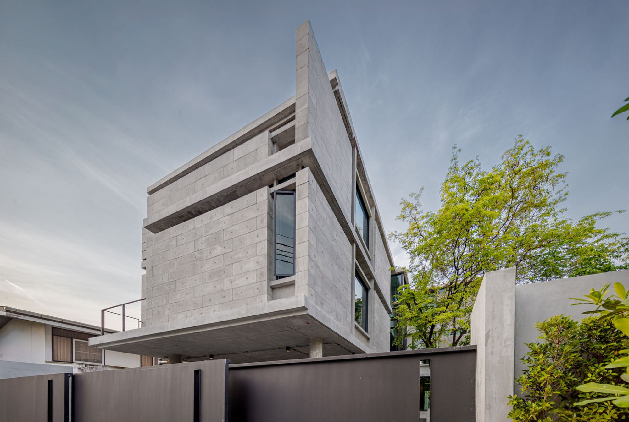 Side view of the Concrete Collage Office. Photo by Witsawarut Kekinna.