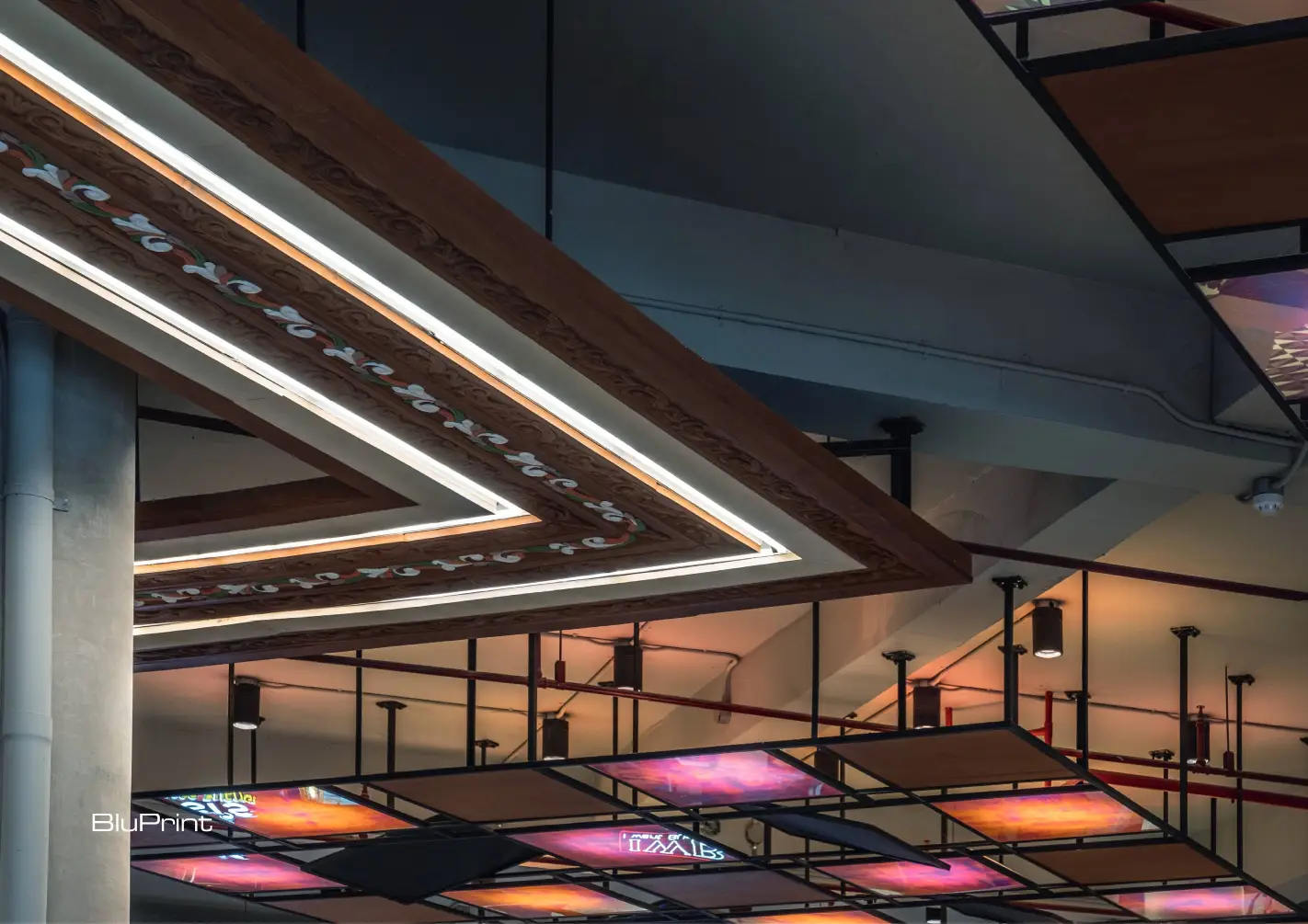 Even the ceiling of Kukun Food Hall offers plenty of visual interest, with its interplay of modern materials such as panels with dichroic film and the wooden ceiling ornaments. 