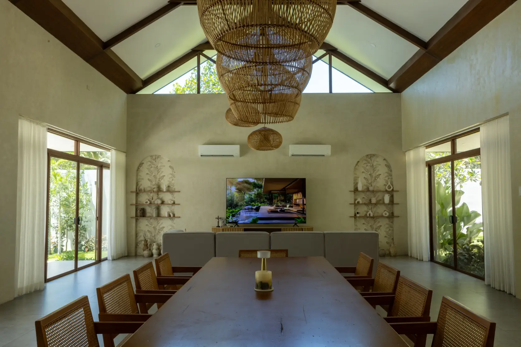 The living and dining room of Villa Tropicana.