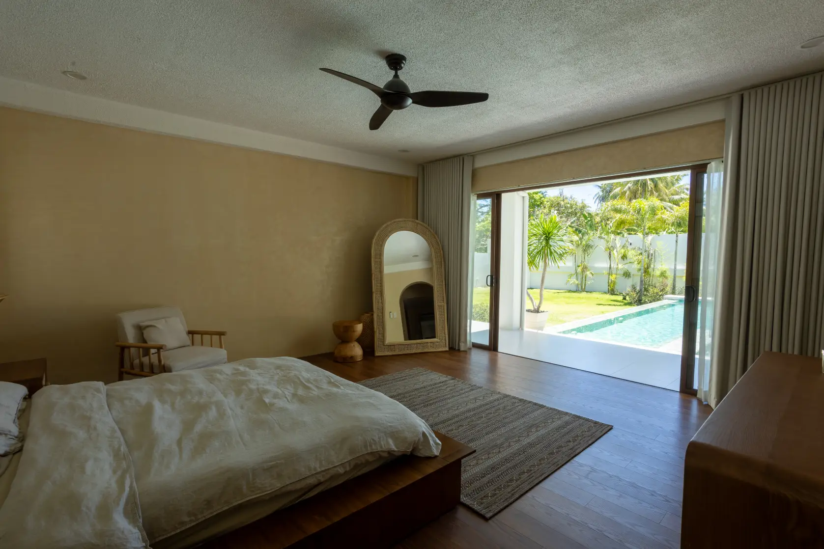 The guest rooms face the pool—like casitas in a resort—allowing one to wake up to a serene, vacation-like setting.
