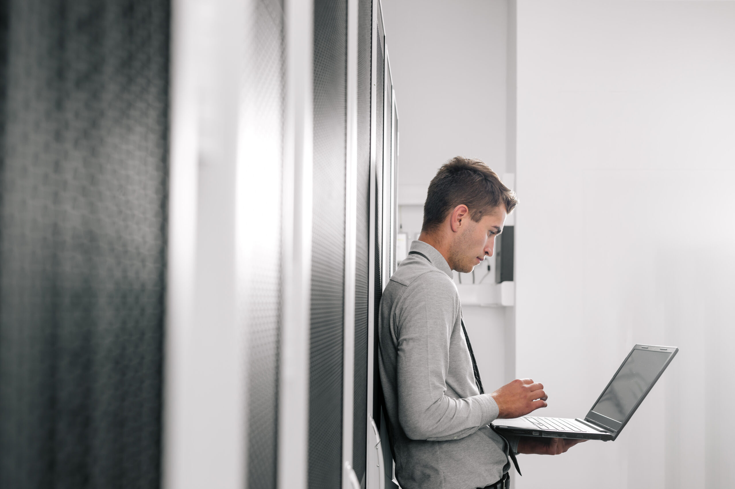 7 Crucial Benefits of Data Centers for Businesses in the Financial Sector (Plus Risk Strategies)