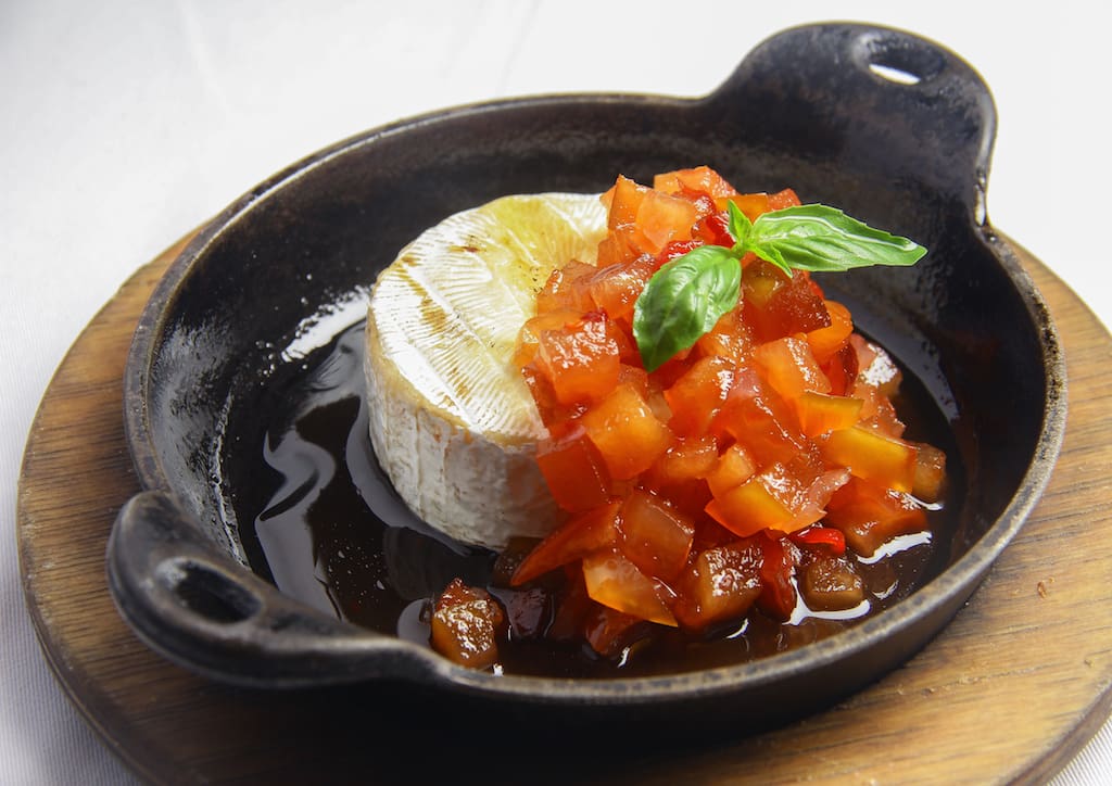 Camembert con Chutney de Manzana (Camembert with apple chutney)