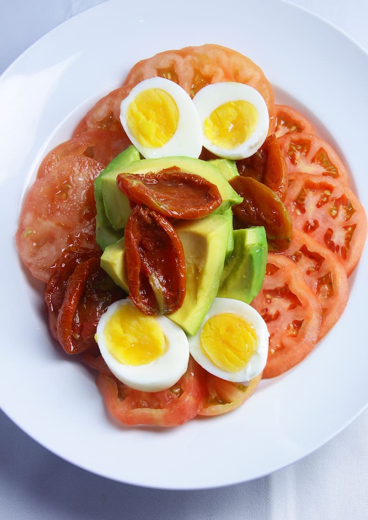 Ensalada de Palta, Tomates y Albahaca (Avocado, Tomato and Egg Salad)