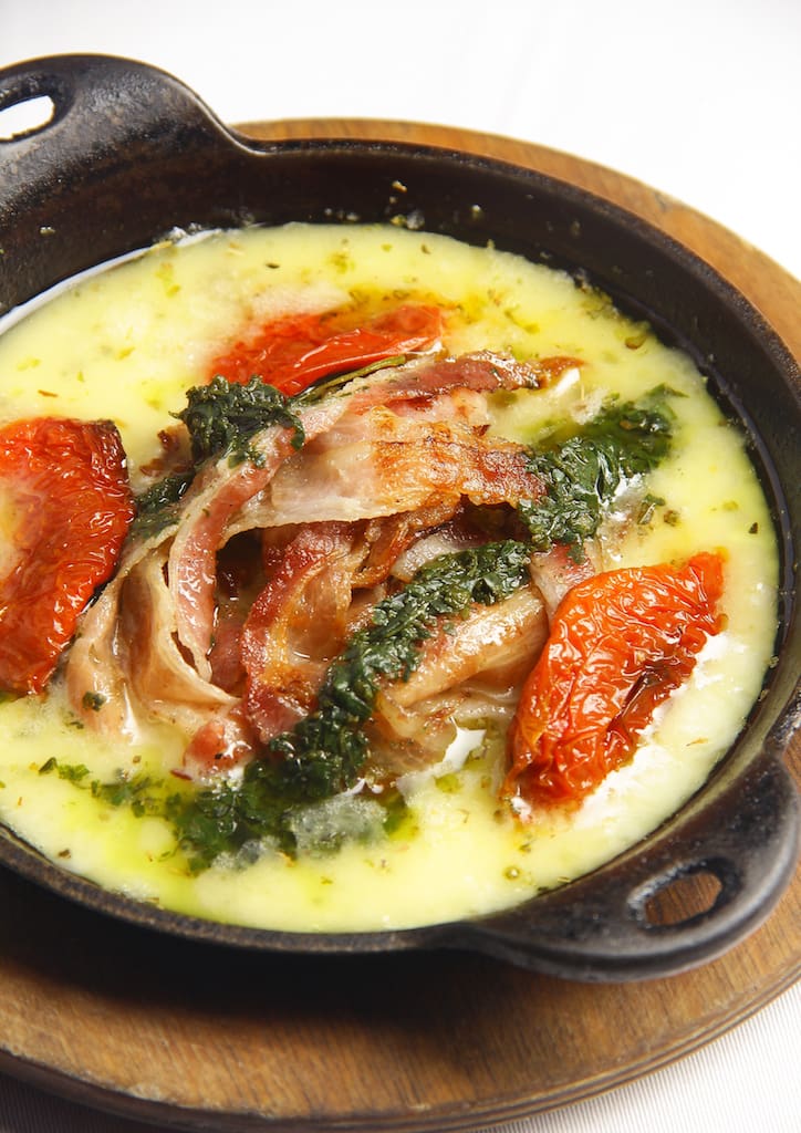 Provoleta con Panceta y Albahaca (Provololeta with bacon and basil)