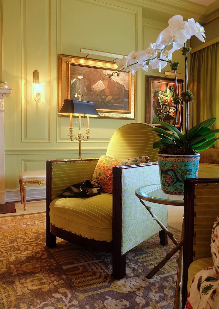 Comfortable arm chairs around the living room are ideal for entertaining at home