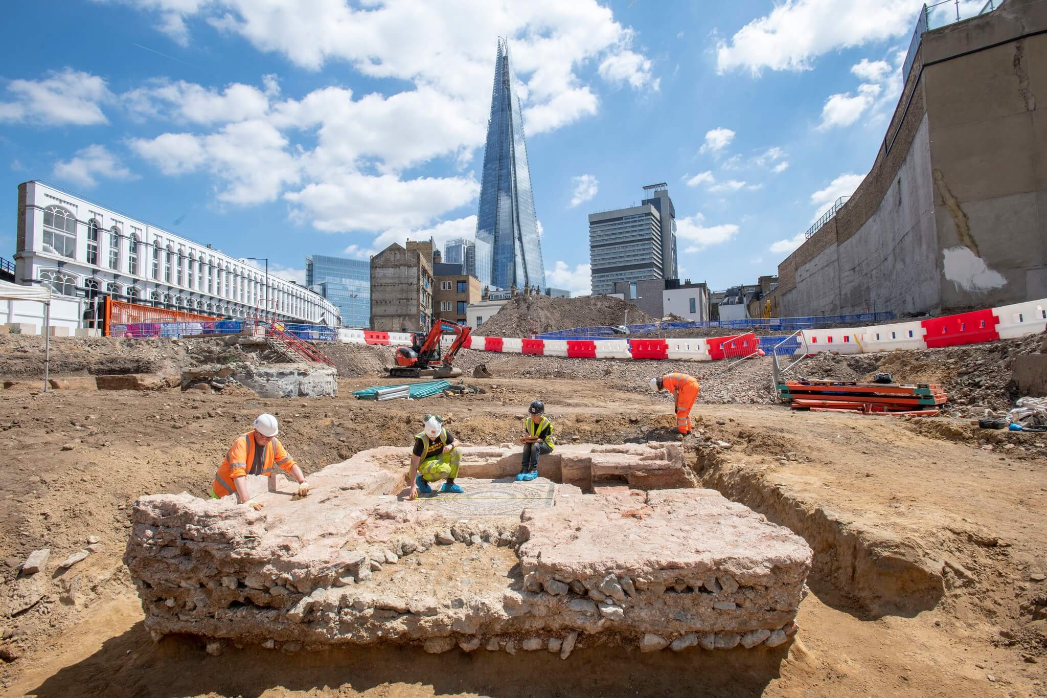 Staff from MOLA working by the newly-discovered Roman mausoleum