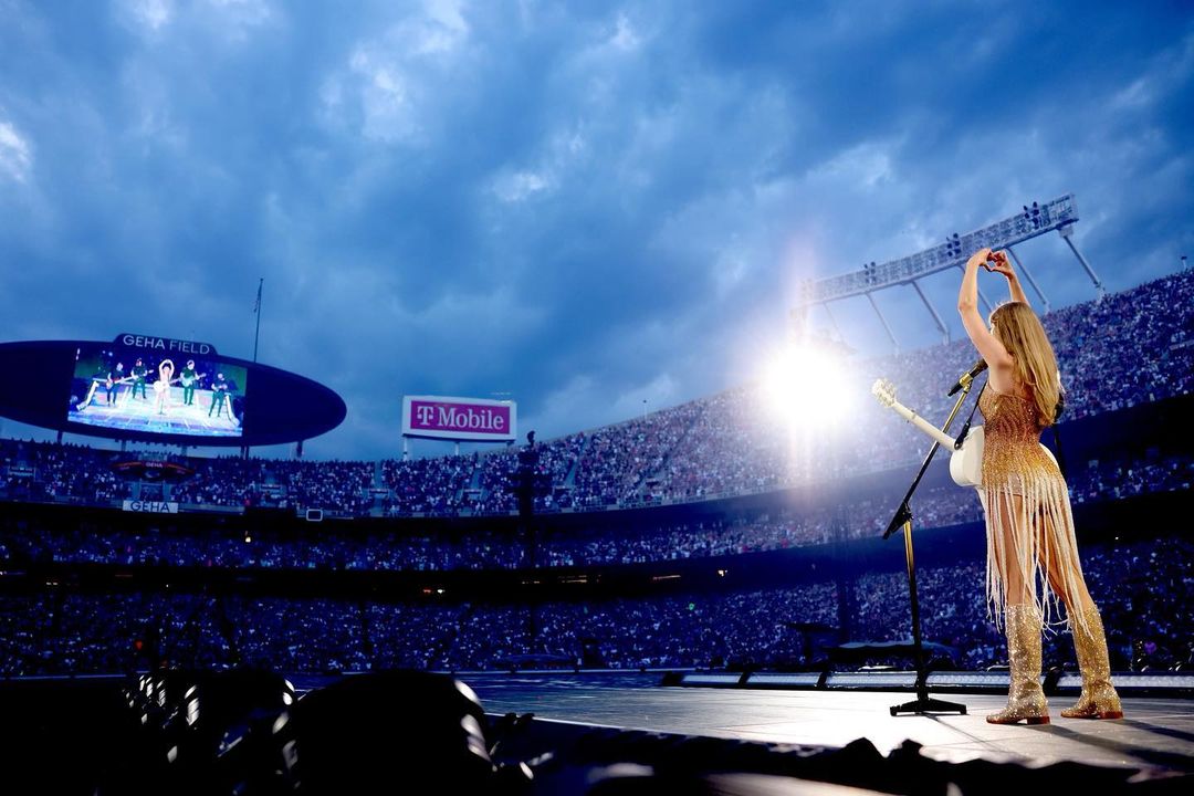 Taylor Swift singing in her concert