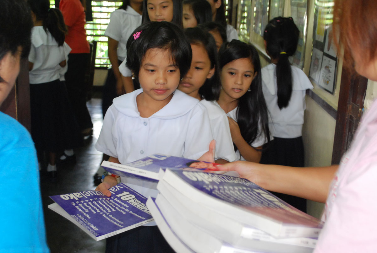 Textbook distribution for Grade 1 to 6 students as part of Valenzuela city's "WIN ang Edukasyon" program in 2011