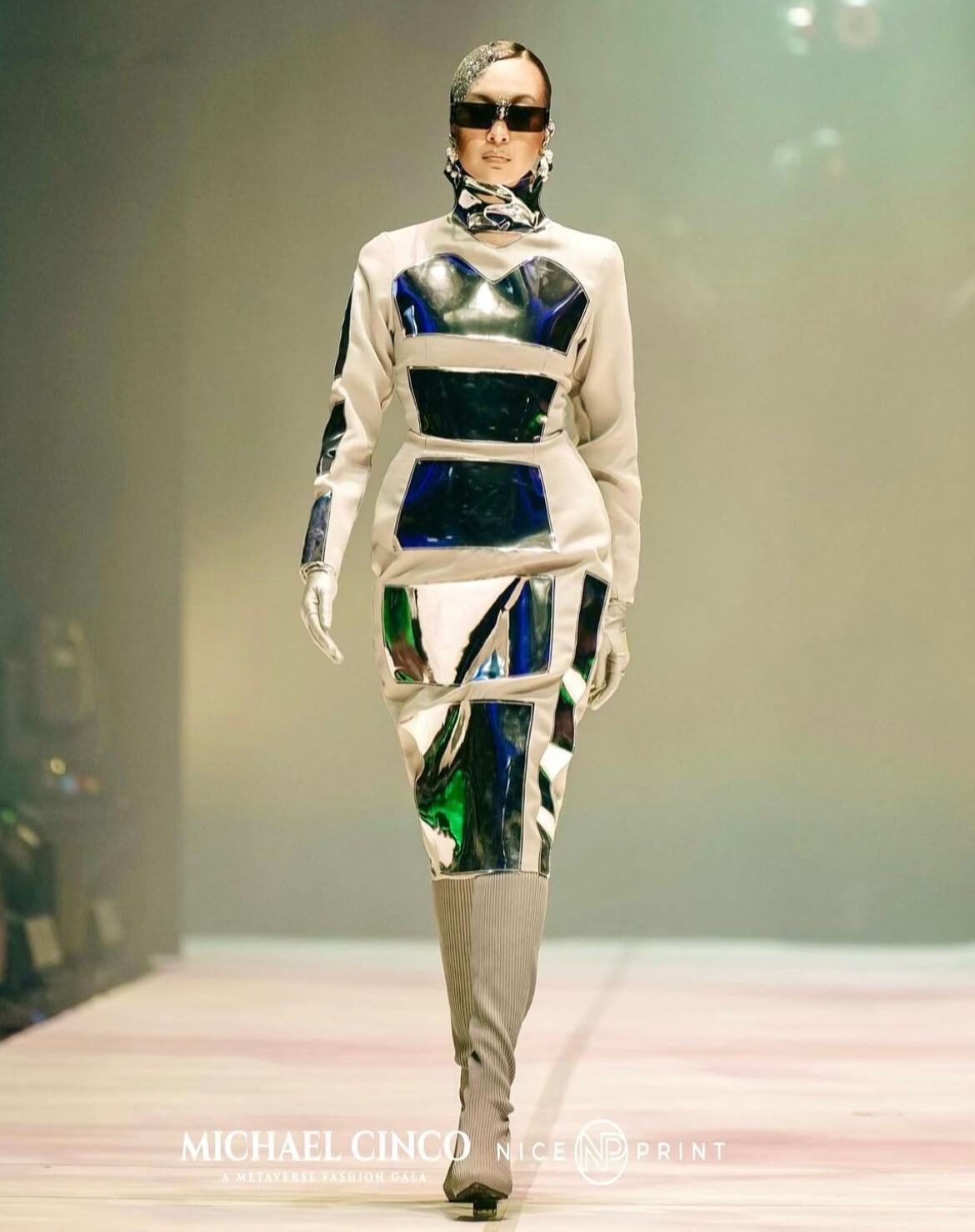 Cinco went in a future-forward direction for the fashion gala. The runway collection featured silver and gold metallic details incorporated into the accessories, clothes, and even in the models’ spray-painted hair. 